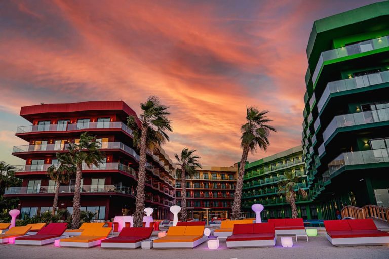 HOT SUMMER STAYCATION DEAL FOR COUPLE